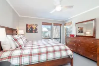 West End Walk to Lift 7 Hot Tub, Parking, Open Kitchen + Living Space 2 Bedroom Condo by RedAwning 芒廷村住宿飯店