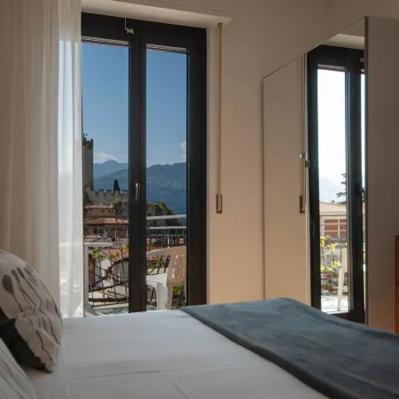 Hotel Peler Отели в г. Мальчезине