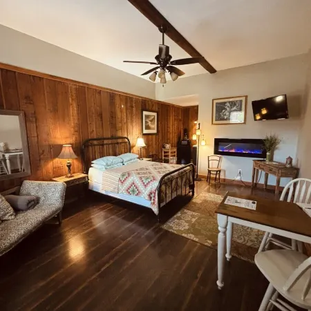 The Iris Garden Downtown Cottages and Suites