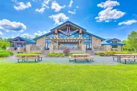 Huge Deck: Stunning Pocono Lake Vacation Rental! - de playa