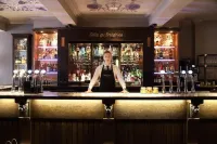 Golden Lion Hotel - bar