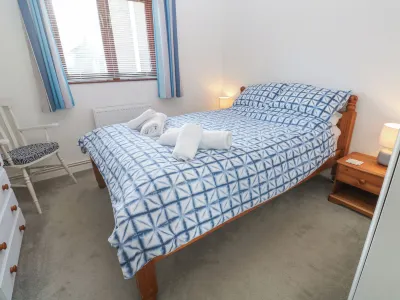 Kernow Cottage Hotels near Four Crows Gallery
