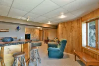 Cheif Lake Lodge 4 Bedroom Home by RedAwning - parking