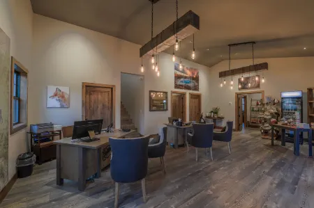 Golden Stone Inn Отели рядом с достопримечательностью «Chamber of Commerce of West Yellowstone»