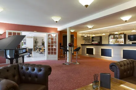 Logis Hotel Altina Отели в г. Шамбре