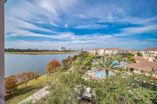 Lakeview Condo Directly Next to Pool Near Wdw