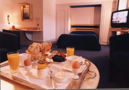 Logis Hotel Restaurant le France Отели в г. Монтлебон