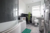 Contemporary Home in Friendly Easton, Free Parking Hotels in Keynsham