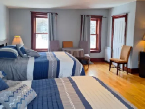 Le 100 St-Laurent Hotels in Maskinonge