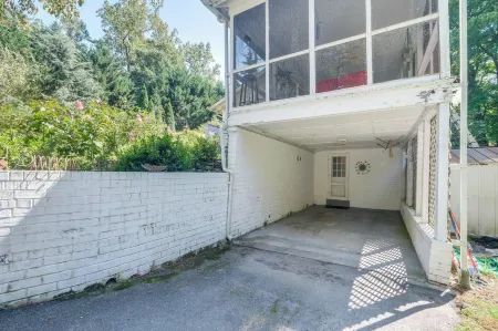 Bethesda Apartment + Yard ~ 9 Mi to D.C