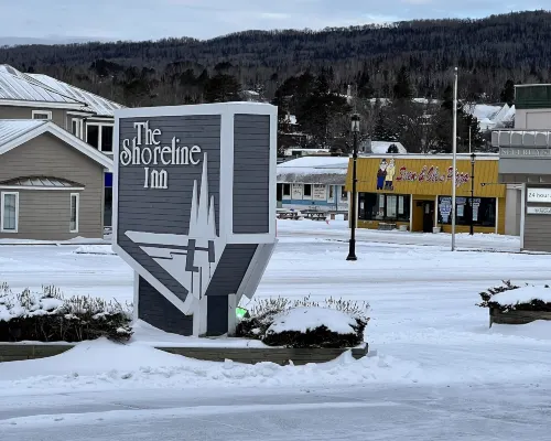 Shoreline Inn Hotels in Cook County