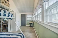 Coastal Comfort Near the Bay! Buttermilk Cottage - parking