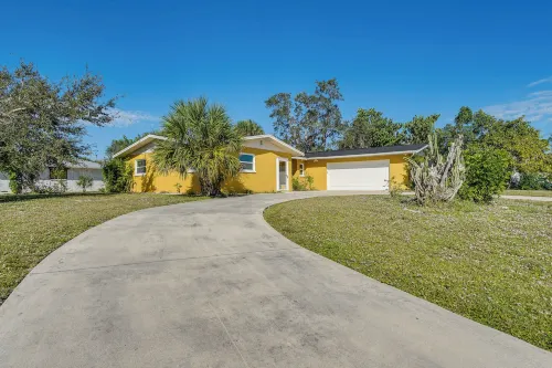 Pet-Friendly Englewood Home - 4 Mi to Beach! - spa