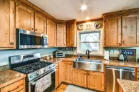Pool & Golf Club! Riverfront Retreat in Newland - Homestays