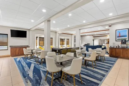 Comfort Inn & Suites Kenosha-Pleasant Prairie Отели рядом с достопримечательностью «Парк Симмонс Айленд»