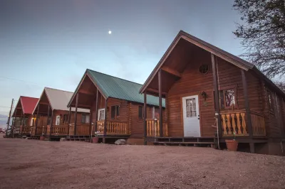 Katie's Cozy Cabins فنادق في Tombstone