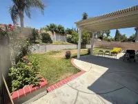 5 bds large house,Near Airport Ontario Mills,free parking,pets friendly. 方塔納酒店