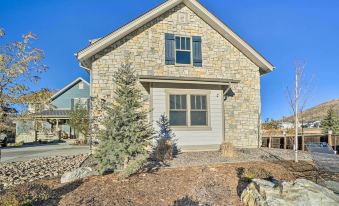 2 Mi to Town: Castle Rock Retreat w/ Fireplace!