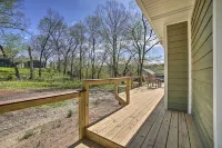 Modern Retreat w/ Deck: Walk to White River! - Alojamientos