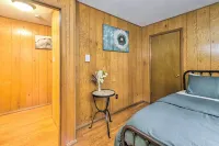 Walk to Wolf Run Lake Cottage with Furnished Deck Hotel di Jim Thorpe