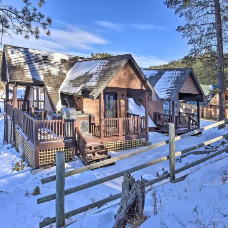 Black Hills Cabin w/ Hot Tub: 11 Mi to Mt Rushmore