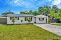 Spacious 4-bedroom house with Heated Pool, Hot tub, Movie Night, Golf + More