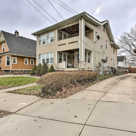 Lakewood Home w/ Yard ~ 8 Mi to Cleveland!