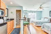 Marina & Beach Club Access: Condo in Southport - Balkon