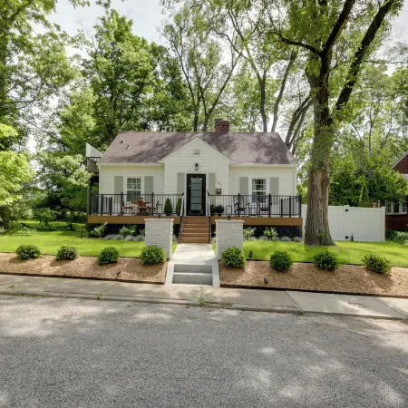Bloomington Bungalow- Steps to Campus!