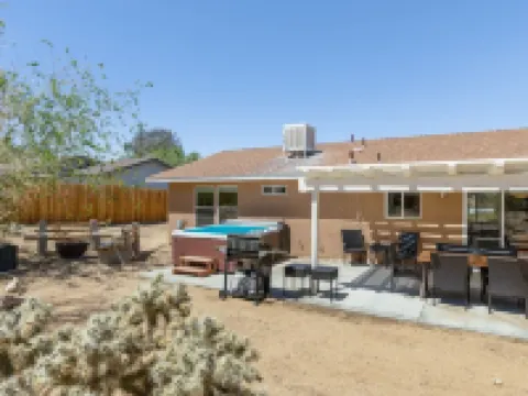 寧靜沙灘 - 熱水浴缸、燒烤和火坑！3卧室住宅 by RedAwning 約書亞樹村酒店