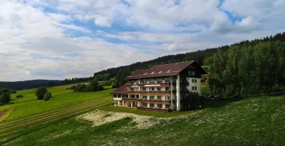 Hotel Sonnbichl Hotels near Camping- und Wohnmobilstellplatz Lam