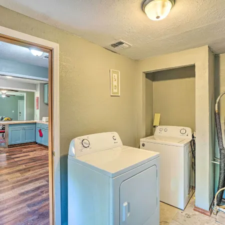 Centrally Located Lawton Home Dogs Welcome!