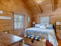 "Bearly Beehavin" 2-bdrm 1 bthrm cabin  with WiFi, AC.  Unwind & relax in ConCan Hotels in Concan