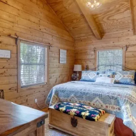 "Bearly Beehavin" 2-bdrm 1 bthrm cabin  with WiFi, AC.  Unwind & relax in ConCan Отели в г. Конкан