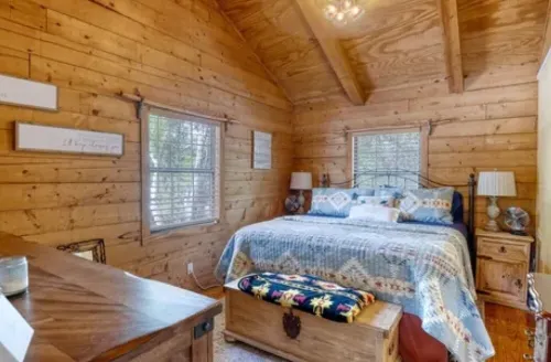 "Bearly Beehavin" 2-bdrm 1 bthrm cabin  with WiFi, AC.  Unwind & relax in ConCan