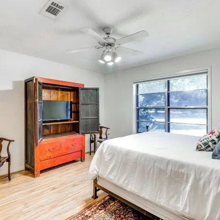 2 Mi to Kyle Field: Bryan Home w/ Fenced Yard
