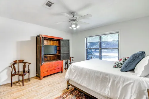 2 Mi to Kyle Field: Bryan Home w/ Fenced Yard - Homestays
