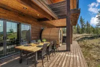 Mountain Top Retreat: Hot Tub, Sauna, Fire Pit, Seclusive 5 acres, Sunset Views