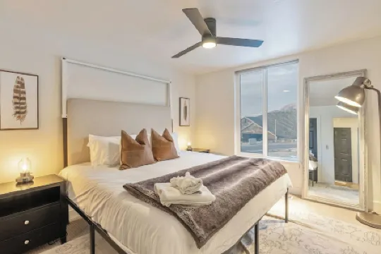 16person. 10 BD, Dual Hot Tub. 20 min to Ski Resorts