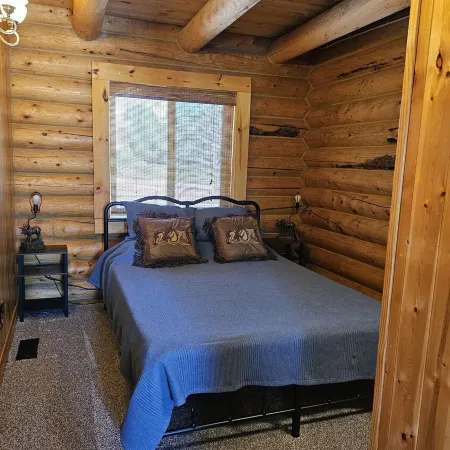 Cozy cabin with Fiber and AC in peaceful Vernal