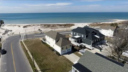 Beachfront - unbeatable location - steps to beach & shops - sunsets from porch!