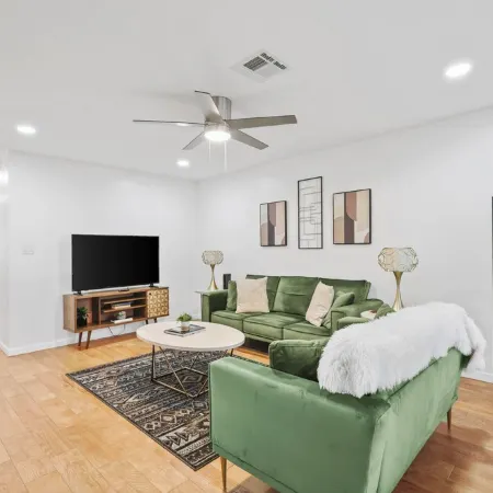 The Wildflower Townhome - Beautifully Updated and Fully Stocked - Close to A&M!