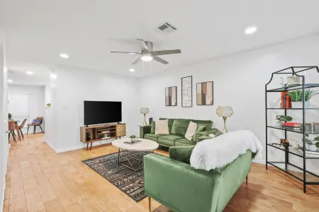 The Wildflower Townhome - Beautifully Updated and Fully Stocked - Close to A&M! Отели рядом с Bryan