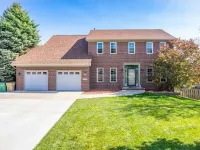 Home w/Hot Tub -Spacious, Quiet Neighborhood Near des Moines, IA. Hotels in Clive