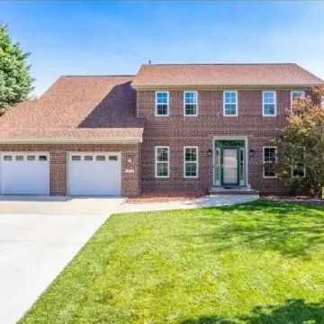 Home w/Hot Tub -Spacious, Quiet Neighborhood Near des Moines, IA.