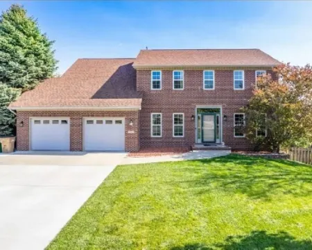 Home w/Hot Tub -Spacious, Quiet Neighborhood Near des Moines, IA. Hotels in Clive