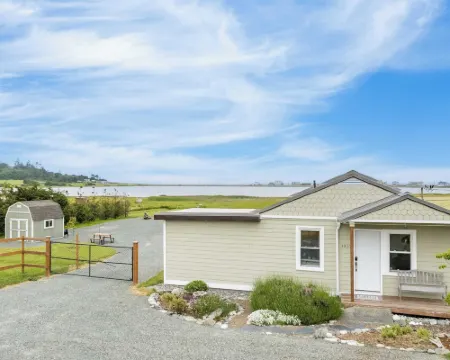 Swan Lake Cottage by AvantStay Hotels in Oak Harbor
