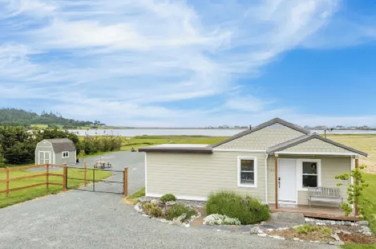 Swan Lake Cottage by AvantStay Views Firepit