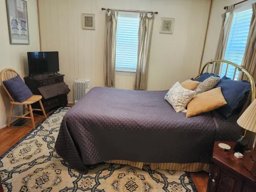 Charming 2-bedroom cottage near Bedford, screened  porch deck & private setting