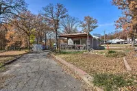 Kingston Getaway < 2 Mi to Lake Texoma! - 2-Star